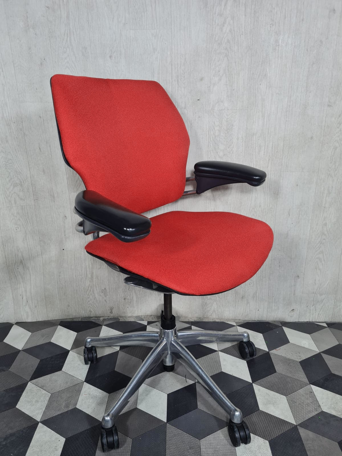 Humanscale Freedom Chrome Red